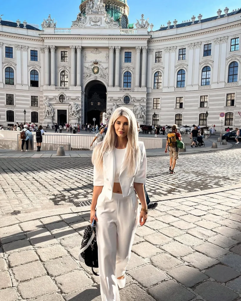 Лея, 27 лет - VIP эскортница в Москве. Рост 170, вес 54, грудь 2, цена от ₽14300.